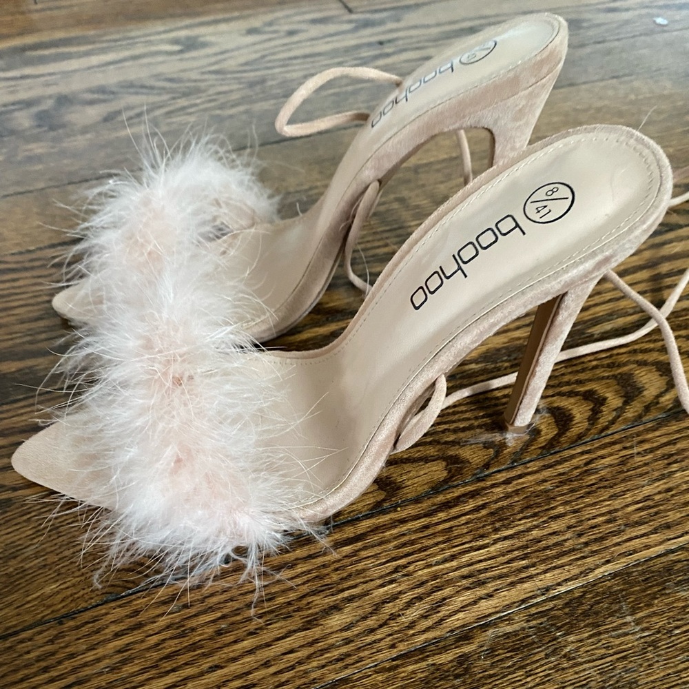 CREAM FEATHERED LACED UP SANDALS